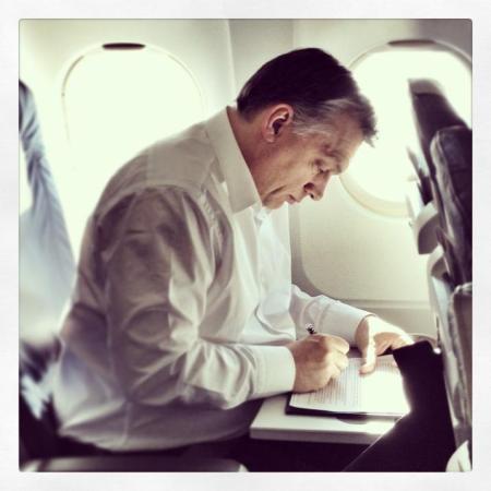 Orbán Viktor kormányfő a Brüsszelbe tartó repülőútja során 2013. március 15-én (Forrás: Facebook/Orbán Viktor)