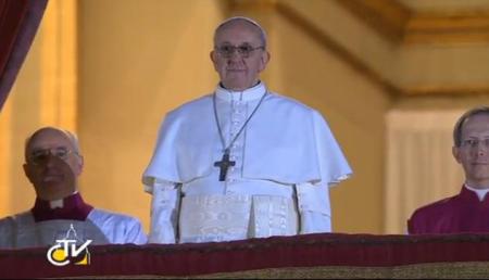 . Ferenc pápa köszönti a hívőket a vatikáni Szent Péter-bazilika erkélyéről, miután megválasztották a katolikus egyház 266. pápájává 2013. március 13-án