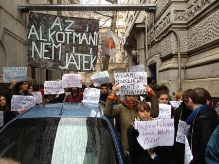 Demonstrálók a Fidesz budapesti, Lendvay utcai székházának udvarán 2013. március 7-én