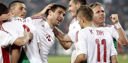 Böde Dánielt ünneplik társai 2014-es brazíliai labdarúgó-világbajnokság európai selejtezőinek D csoportjában játszott Törökország-Magyarország mérkőzésen Isztambulban 2013. március 26-án