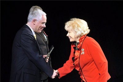 Esztergályos Cecília Jászai Mari-díjas színművész átveszi a Magyarország Kiváló Művésze-díjat Balog Zoltán, az emberi erőforrás minisztertől a nemzeti ünnep alkalmából az Erkel Színházban 2013. március 14-én