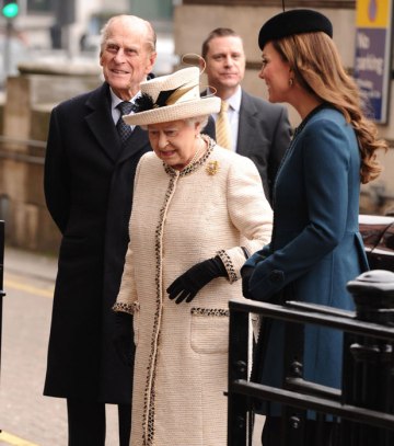 II. Erzsébet brit királynő és férje, Fülöp edinburghi herceg valamint unokájuk felesége, Katalin hercegnő megérkezik a londoni Baker Street metróállomásra 2013. március 20-án az első londoni földalatti vasútvonal megnyitásának 150. évfordulója alkalmából