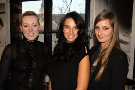 Kiss Kósa Annamária és Kránitz Orsolya tervezők középen Sarka Kata modell, televíziós személyiséggel a Blackdoor Showroom megnyitóján Budapesten 2013. március 23-án (Fotó: Mészáros Márton)