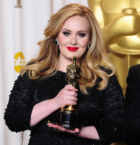 Adele brit énekesnő a legjobb betétdalért járó Oscar-díjjal Los Angelesben 2013. február 24-én