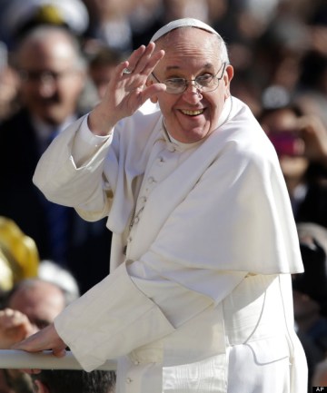 Ferenc pápa a beiktatási miséjére érkezik a vatikáni Szent Péter téren 2013. március 19-én