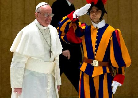 Ferenc pápa megérkezik az újságíróknak tartott kihallgatására a vatikáni VI. Pál-csarnokban 2013. március 16-án