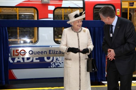 II. Erzsébet brit királynő egy metrókocsi előtt a londoni Baker Street metróállomáson 2013. március 20-án