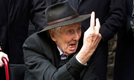 Ronnie Biggs, az 1963-as angliai vonatrablás egyik elkövetője az akció értelmi szerzőjének, Bruce Reynoldsnak a temetésén a londoni Smithfieldben 2013. március 20-án