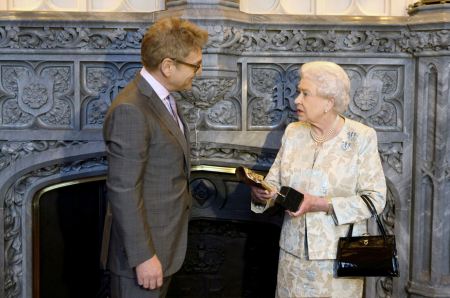 Kenneth Branagh brit színész és II. Erzsébet brit királynő a Brit Film- és Televíziós Művészeti Akadémia (BAFTA) díjával a windsori kastélyban 2013. április 4-én.