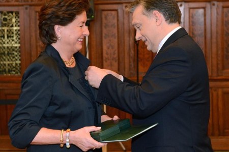 Orbán Viktor miniszterelnök átadja a Magyar Érdemrend középkeresztje kitüntetést Degenfeld-Lindner Máriának, a Tokaj-hegyaljai Degenfeld-szőlőbirtok tulajdonosának