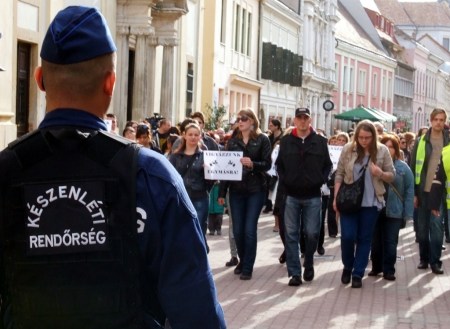 Az erőszak ellen és a közbiztonság javításáért demonstrálnak Pécsett 2013. április 11-én