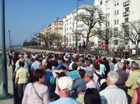 Tízezres tömeg a Élet menete felvonuláson a Carl Lutz rakparton 2013. április 21-én (Fotó: Mészáros Márton)