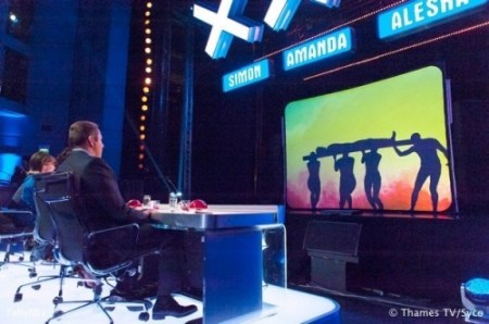 Az Attraction magyar látványszínház produkcióját nézik a Britain's Got Talent című brit tehetségkutató műsorban 2013. április 13-án