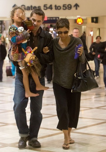 Halle Berry Oscar-díjas amerikai színésznő és párja, Olivier Martinez francia színész valamint kislánya, Nahla a Los Angeles-i Nemzetközi Repülőtéren 2013. április 2-án