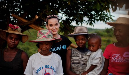 Katy Perry amerikai énekesnő első látogatásán UNICEF-nagykövetként Madagaszkáron 2013. április 7-én