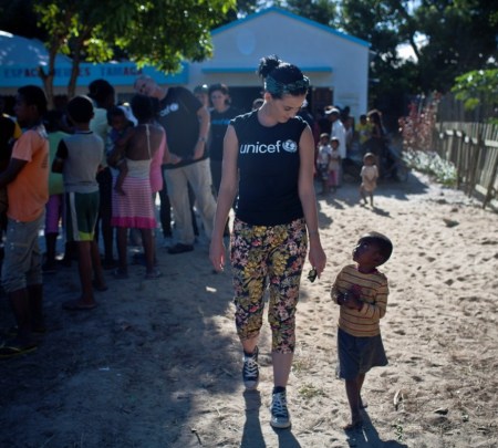 Katy Perry amerikai énekesnő első látogatásán UNICEF-nagykövetként Madagaszkár fővárosában, Antananarivóban  2013. április 7-én