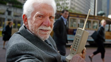 Martin Cooper feltalálómérnök, a az első, gyakorlatban is használható kézi mobiltelefon feltalálója