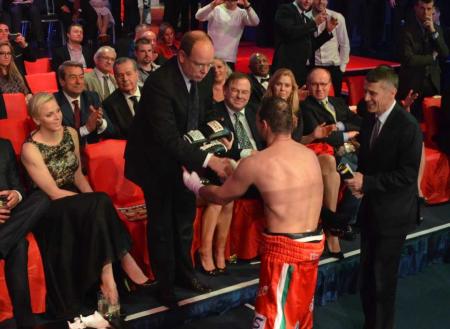 II. Albert monacói herceg kezet fog Erdei Zsolt világbajnok magyar ökölvívóval a Monte-Carlo millió dolláros szupernégyes” elnevezésű minitornán Monte-Carlóban 2013. március 29-én