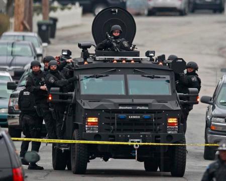 Rendőrségi és katonai hajtóvadászatot indítottak a Massachusetts állambeli Bostonban 2013. április 19-én 