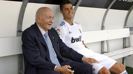 Alfredo Di Stefano argentin labdarúgó, a Real Madrid spanyol labdarúgóklub tiszteletbeli elnöke és Cristiano Ronaldo, a Real Madrid portugál játékosa