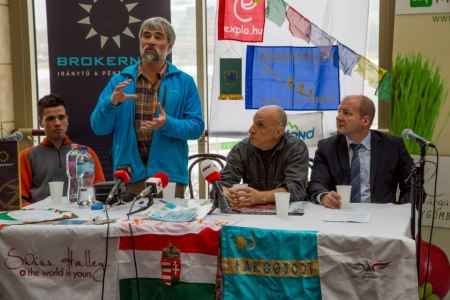 Kiss Péter, Erőss Zsolt hegymászók (balról jobbra), valamint jobbszélen Kollár Lajos, expedíció vezető