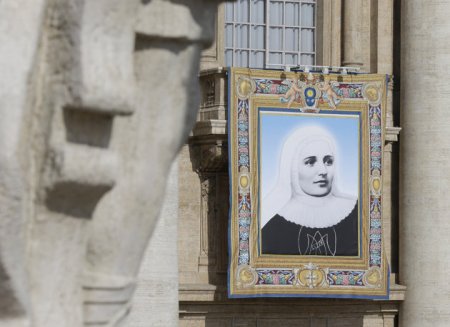 Laura di Santa Caterina da Siena (1874-1949) kolumbiai szent képmása a vatikáni Szent Péter-bazilika homlokzatán Ferenc pápa pápaságának első szentté avatási szertartásán 2013. május 12-én