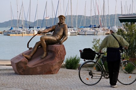 Bujtor István színművész (1942-2009) bronzszobra Balatonfüreden