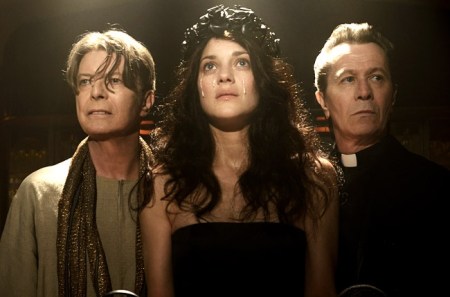 David Bowie brit zenész, Marion Cotillard Oscar-díjas francia színésznő és Gary Oldman brit színész az énekes The Next Day című videoklipjében 2013. május