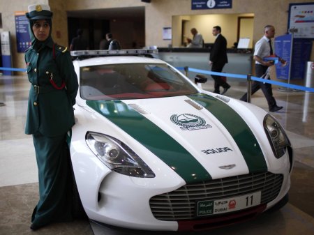 A dubaji rendőrség újonnan vásárolt Aston Martin One-77-es autója az Egyesült Arab Emírségek fővárosában, Dubajban