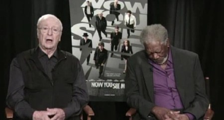 Morgan Freeman Oscar-díjas amerikai színész alszik Sir Michael Caine Oscar-díjas brit színész oldalán