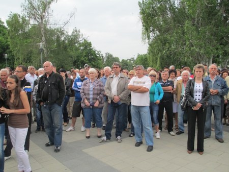 Tüntetés a Plácido Domingo zenéjét bömböltető háztulajdonos ellen a szlovákiai Párkányban 2013. május 18-án