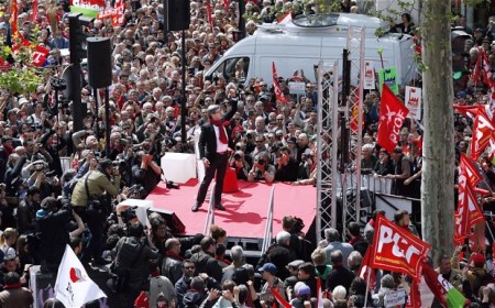 Jean-Luc Mélenchon pártelnök a szélsőbaloldali Baloldali Párt által szervezett demonstráción a  francia fővárosban 2013. május 5-én