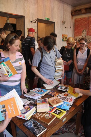 Könyvek a belvárosi könyvcserén 2013. május 4-én (Fotó: Mészáros Márton)