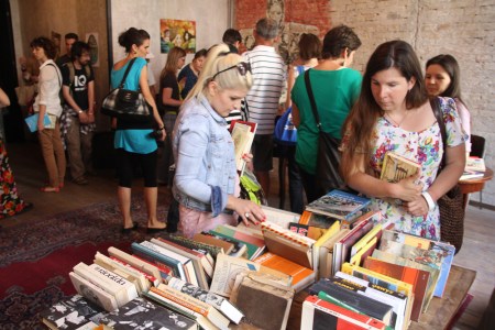 Irodalombarátok a belvárosi könyvcserén 2013. május 4-én (Fotó: Mészáros Márton)