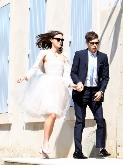 Keira Knightley brit színésznő és férje, James Righton rockzenészhez esküvőjük után a dél-franciaországi Provence tartomány Mazan községében 2013. május 4-én