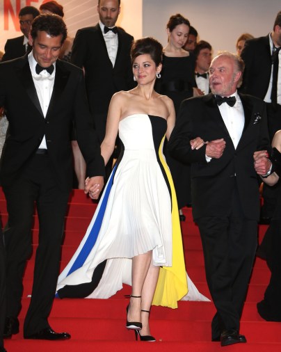 Clive Owen és James Caan amerikai színészek közrefogják Marion Cotillard Oscar-díjas francia színésznőt a Blood Ties című filmjük bemutatóján a 66. Cannes-i Nemzetközi Filmfesztiválon 2013. május 20-án