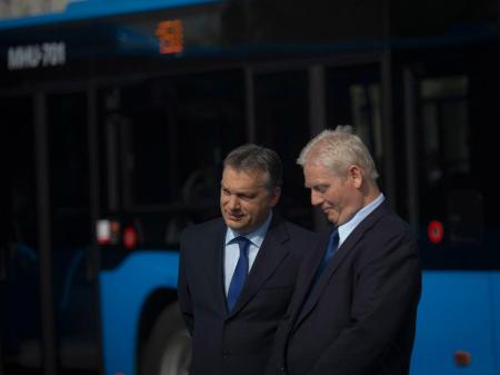 Orbán Viktor miniszterelnök és Tarlós István, Budapest főpolgármestere az új Mercedes-Benz Citaro autóbuszok avatásán a fővárosi Hősök terén 2013. április 30-án