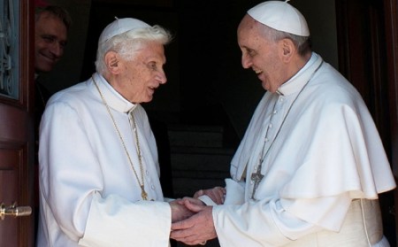 Ferenc pápa üdvözli elődjét, XVI. Benedek nyugalmazott pápát a vatikáni Mater Ecclesiae kolostorban 2013. május 2-án