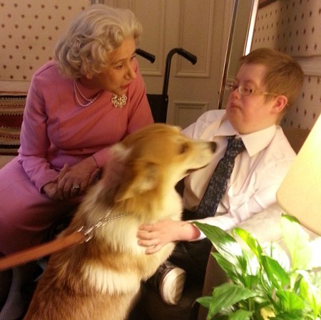 Helen Mirren Oscar-díjas brit színésznő II. Erzsébet királynő szerepében maradva beszélget a tízéves Oliver Burtonnel 2013. május 18-án