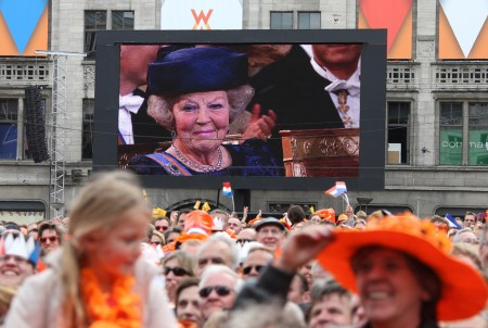 Beatrix lemondott holland királynő fia, Vilmos Sándor király beiktatási ünnepségén Amszterdam utcáin 2013. április 30-án