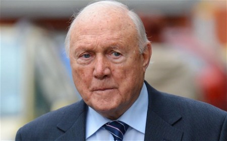 Stuart Hall brit műsorvezető, sportkommentátor