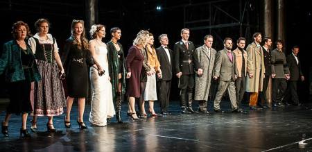 Színészek  az Alföldi-korszak utolsó előadása, a Mephisto után a Nemzeti Színházban 2013. június 22-én