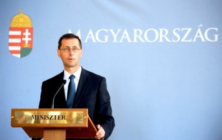 Varga Mihály nemzetgazdasági miniszter sajtótájékoztatót tart az új kormányzati intézkedésekről az Országházban 2013. június 17-én