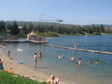 Fürdőzők a Budakalászon található Omszki-tóban 