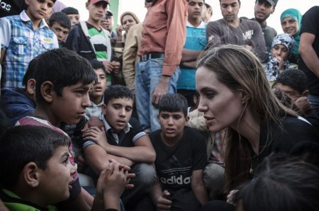 Angelina Jolie Oscar-díjas amerikai színésznő szíriai menekültekkel a jordániai  Jaber határátkelőhelynél 2013. június 18-án