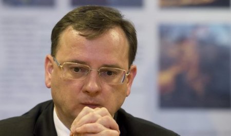 Petr Necas cseh miniszterelnök rendkívüli sajtóértekezletén 2013. június 13-án