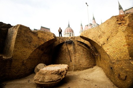 Épületmaradvány a Kossuth téren végzett munkálatok során 2013. június 9-én (Wachsler Tamás felvétele)