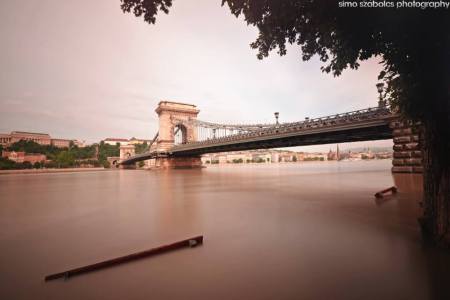 A kiáradt Duna a Lánchídnál 2013. június 8-án (Simó Szabolcs felvétele)