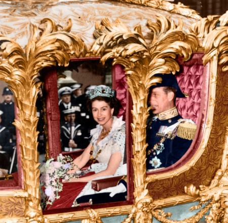 II. Erzsébet brit királynő és férje, Fülöp edinburgh-i herceg a királynő koronázására érkezik 1953. június 2-án