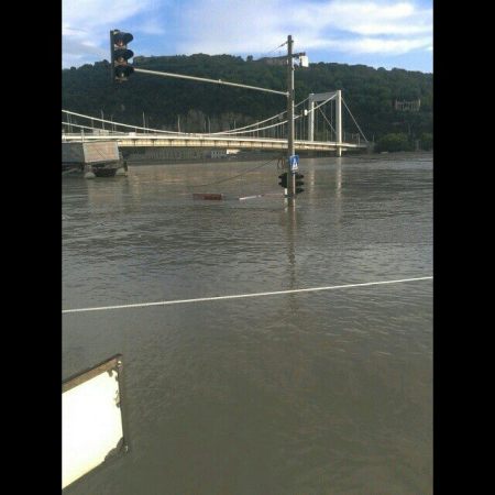 Áradó Duna az Erzsébet-híd környékén 2013. június 9-én (K. Edina felvétele)